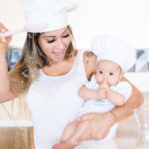 Mayra Cardi mostrou a filha, Sophia, vestida de chef de cozinha