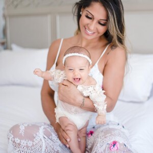 Filha de Mayra Cardi, Sophia é sucesso no Instagram da mãe