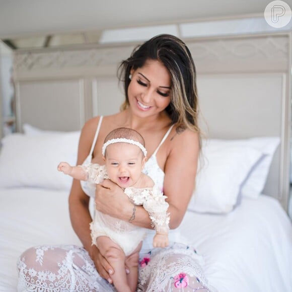Filha de Mayra Cardi, Sophia é sucesso no Instagram da mãe