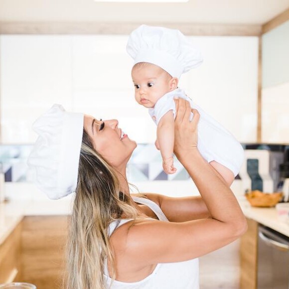 Mayra Cardi ganhou 'ajuda' da filha, Sophia, na cozinha
