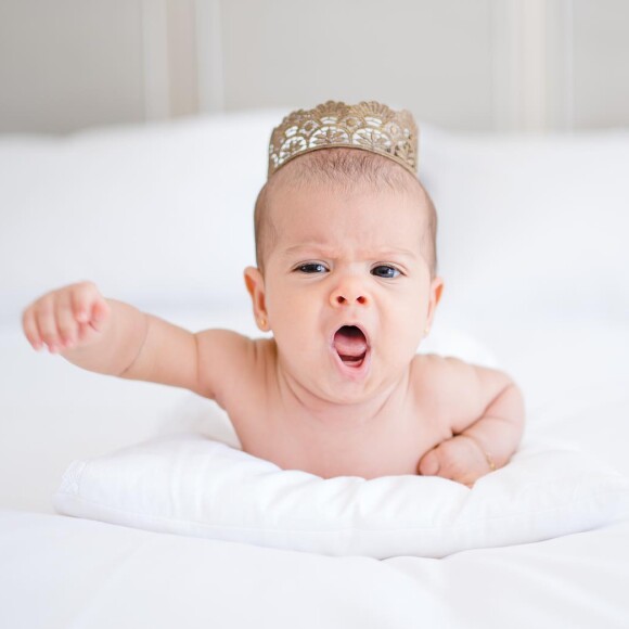 Mayra Cardi postou uma foto da filha, Sophia, usando coroa