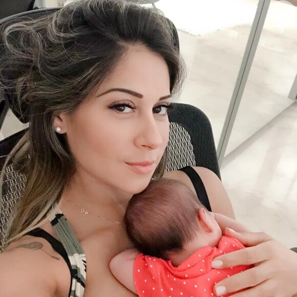 Mãe coruja, Mayra Cardi postou foto com a filha, Sophia, no colo