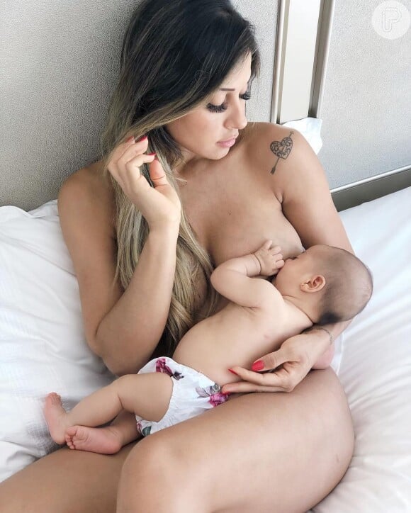 Mayra Cardi amamentou a filha, Sophia, e publicou foto no Instagram