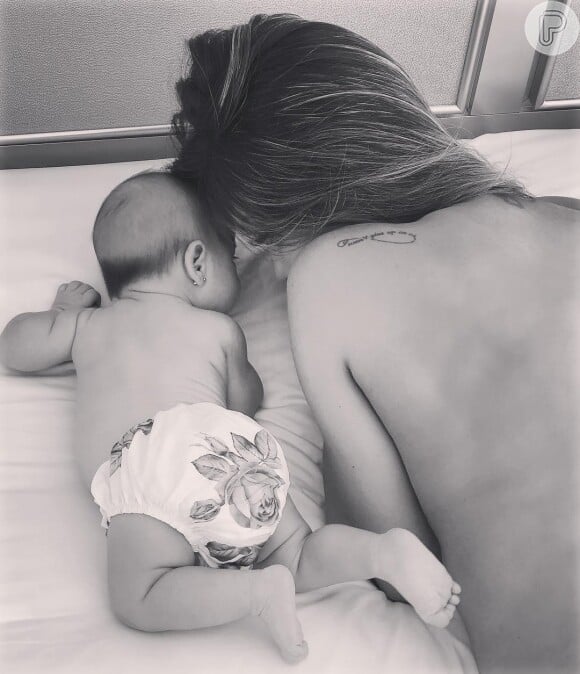 Mayra Cardi compartilhou foto de momento íntimo durante os dias de maternidade