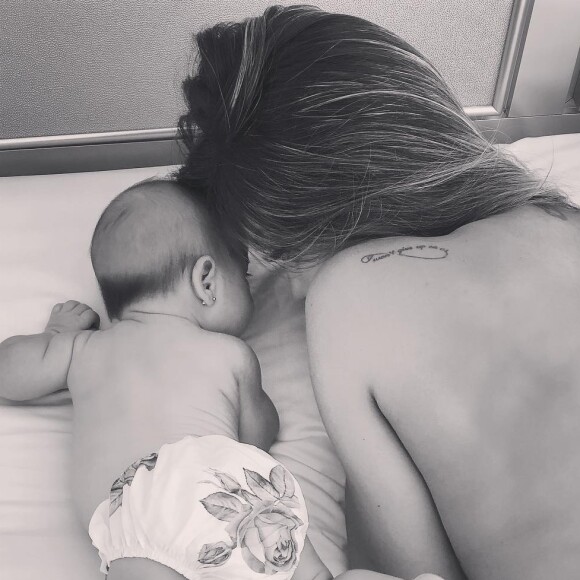 Mayra Cardi compartilhou foto de momento íntimo durante os dias de maternidade