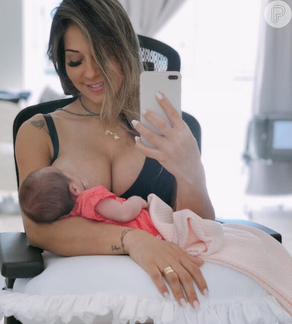Mayra Cardi postou foto amamentando a filha, Sophia, de 3 meses
