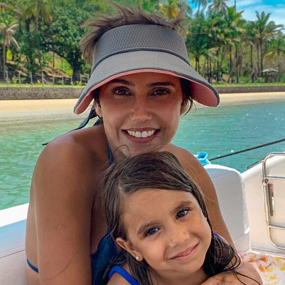 Deborah Secco adora curtir momentos de lazer com Maria Flor