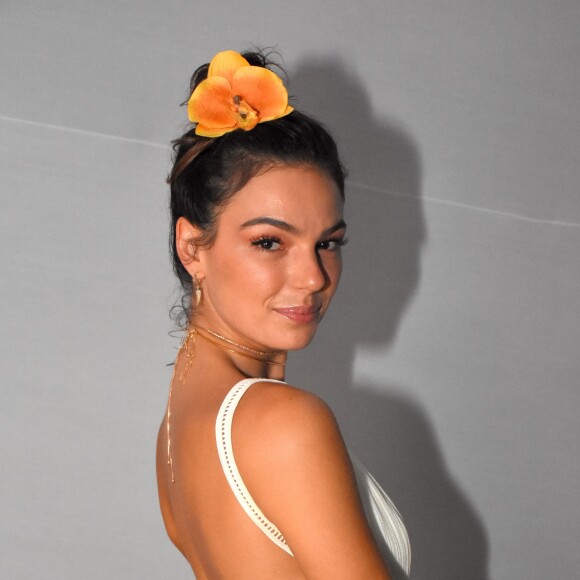 Isis Valverde exibe barriga pós-parto em look de verão e famosas elogiam nesta segunda-feira, dia 04 de fevereiro de 2019