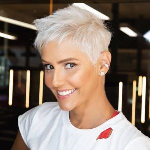 Deborah Secco está removendo sete tatuagens