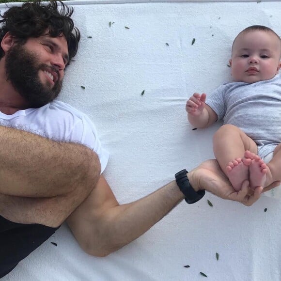 Dudu Azevedo 'babou' pelo filho, Joaquim, em clique na web
