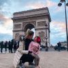 Thyane compartilhou foto com a filha, Ysis, perto de um dos pontos turísticos mais famosas de Paris, o Arco do Triunfo