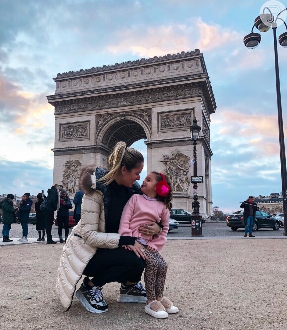 Thyane compartilhou foto com a filha, Ysis, perto de um dos pontos turísticos mais famosas de Paris, o Arco do Triunfo