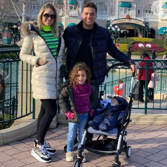 Wesley Safadão, a mulher, Thyane Dantas e os filhos Ysis e Dom aproveitaram o parque da Disney na França