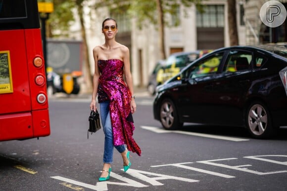 No brilho! Vestido de lantejoulas com jeans e scarpin colorido: super fashionista!