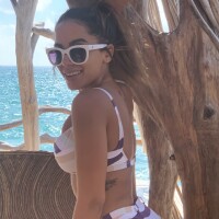 Anitta se diverte com flagra de biquíni no México e cita celulite: 'Metralhada'