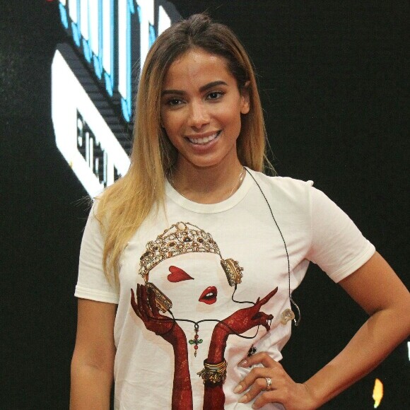 'Depois eu levei a foto photoshoapada para a doutora Ana e falei: 'Doutora, Ana, eu quero virar essa aqui eu photoshopei'. Aí ela foi e fez isso ao vivo, na minha vida real', brincou Anitta