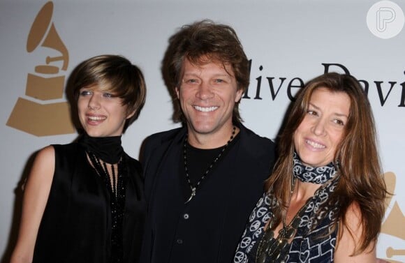 O roqueiro Jon Bon Jovi ao lado de sua filha Stephanie e sua mulher Dorothea, em 30 de janeiro de 2010