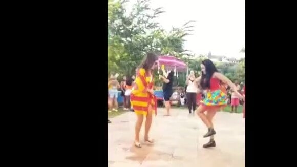 Dançarinos! Fátima Bernardes curte em bloco de rua em Pernambuco no sábado, dia 09 de fevereiro de 2019