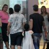 Bruno Gagiasso e Títi passeiam no shopping Village Mall, no Rio de Janeiro