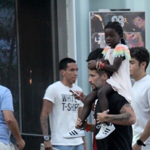 Bruno Gagiasso e Títi passeiam no shopping Village Mall, no Rio de Janeiro