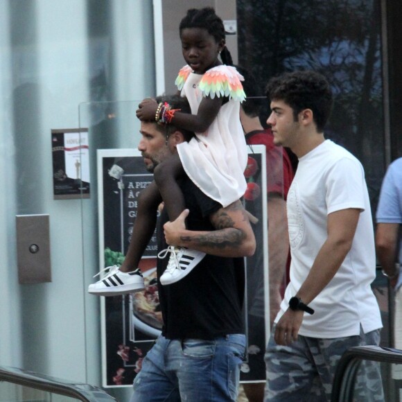 Bruno Gagiasso e Títi passeiam no shopping Village Mall, no Rio de Janeiro