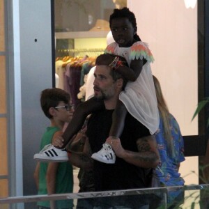 Bruno Gagiasso e Títi passeiam no shopping Village Mall, no Rio de Janeiro