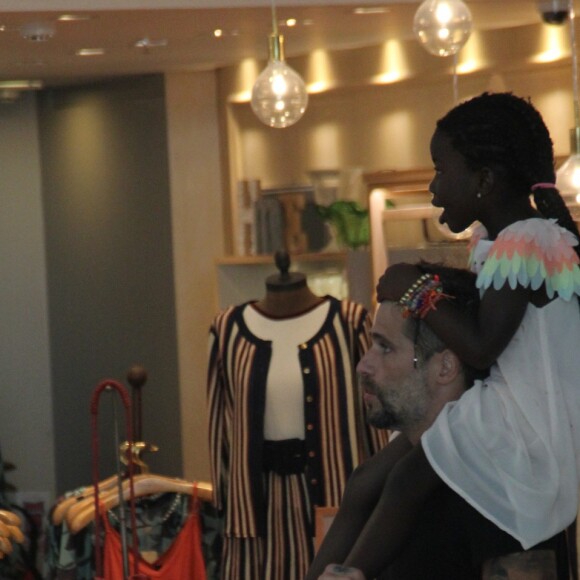 Bruno Gagiasso e Títi passeiam no shopping Village Mall, no Rio de Janeiro