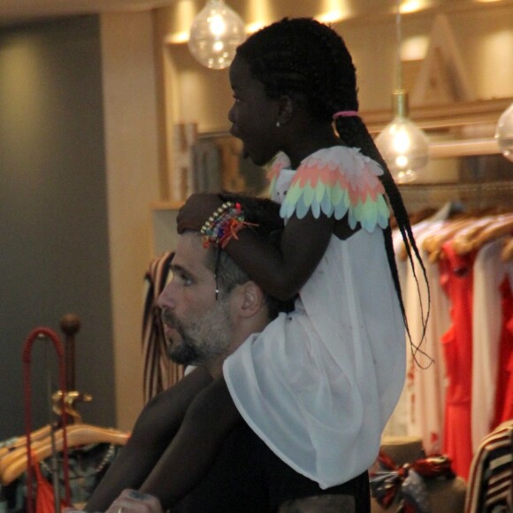 Bruno Gagiasso e Títi passeiam no shopping Village Mall, no Rio de Janeiro