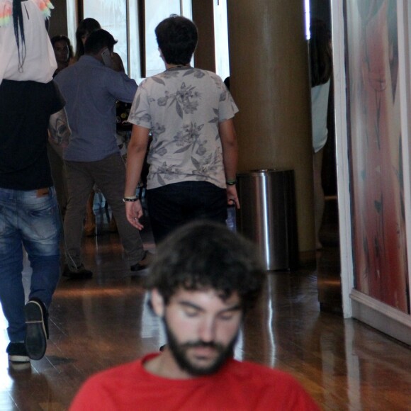 Bruno Gagiasso e Títi passeiam no shopping Village Mall, no Rio de Janeiro