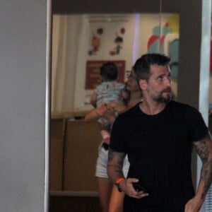 Bruno Gagiasso e Títi passeiam no shopping Village Mall, no Rio de Janeiro