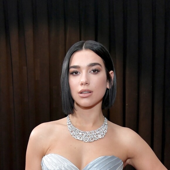 Prata até nas unhas! Dua Lipa fez uma manicure com esmalte metalizado prateado e aplicações de pedras para completar o look do Grammy Awards 2019