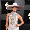 Chapéu no tapete vermelho? Temos! Jennifer Lopez foi quem apostou no acessório para combinar com o vestido longo off white no Grammy Awards 2019