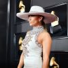 No Grammy Awards, Jennifer Lopez apostou em um chapéu glamouroso em off white, mesmo tom do vestido longo da grife Ralph & Russo