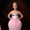 Katy Perry usou um vestido rosa com volume na saia da grife Balmain