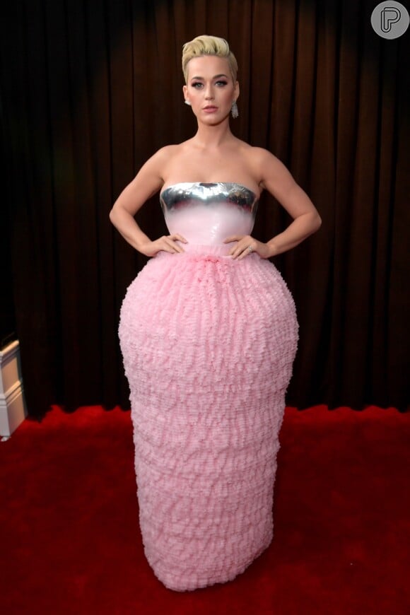 Katy Perry usou um vestido rosa com volume na saia da grife Balmain