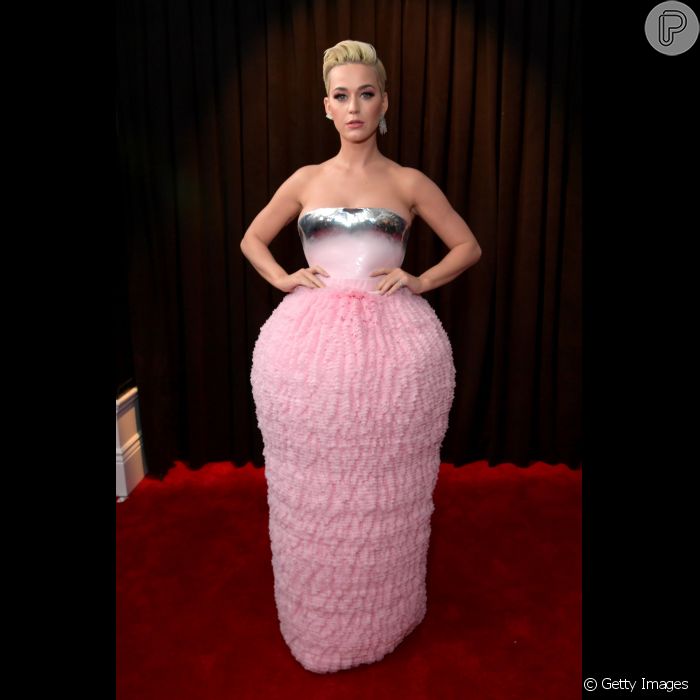 Katy Perry usou um vestido rosa com volume na saia da grife Balmain -  Purepeople