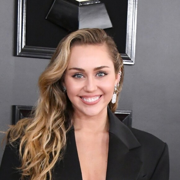 No Grammy Awards 2019, Miley Cyrus apostou em sandálias com as letras M e C estampadas no salto da sandália