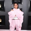 No Grammy Awards 2019, Kylie Jenner usou um macacão rosa bebê com luvas na grife Balmain