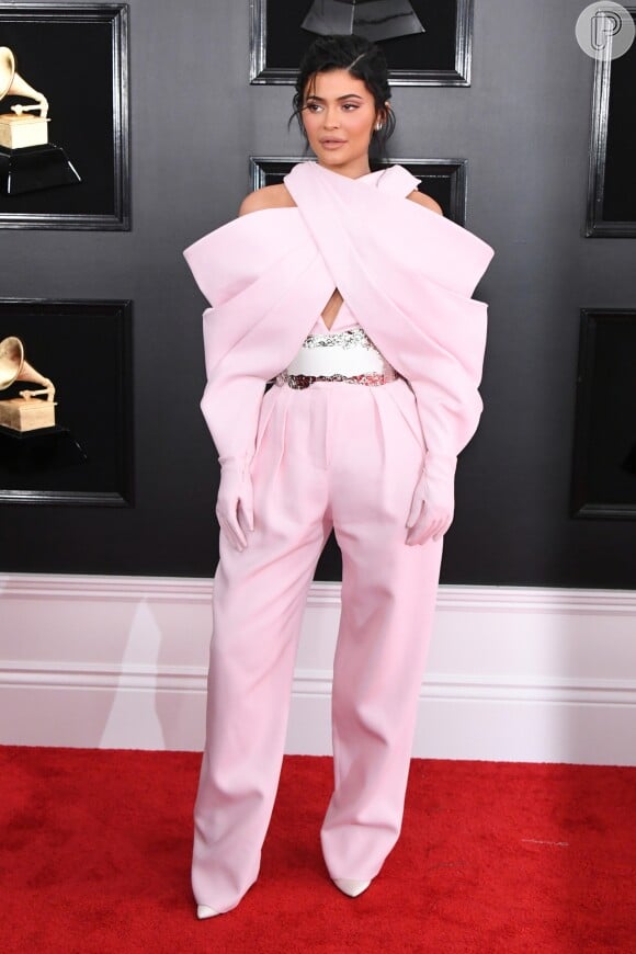 No Grammy Awards 2019, Kylie Jenner usou um macacão rosa bebê com luvas na grife Balmain