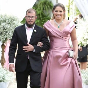 Marília Mendonça usou um vestido da estilista Maisa Gouveia em casamento de amigo