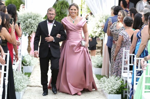 Marília Mendonça usou um vestido da estilista Maisa Gouveia em casamento de amigo