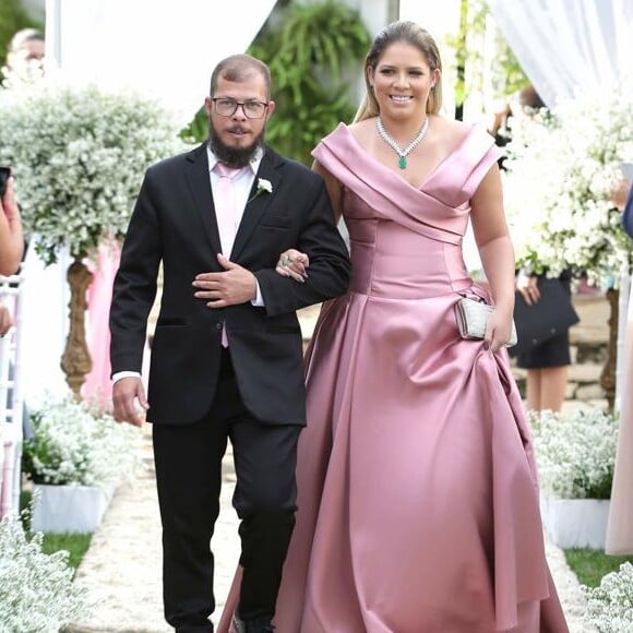 Marília Mendonça usou um vestido da estilista Maisa Gouveia em casamento de amigo