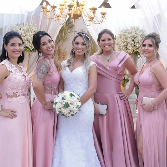 Marília Mendonça apostou em um look ombro a ombro para casamento de amigo