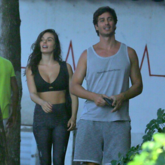 Isis Valverde foi fotografada com o marido, André Resende, na Barra da Tijuca, Zona Oeste do Rio, nesta segunda-feira, 11 de fevereiro de 2019