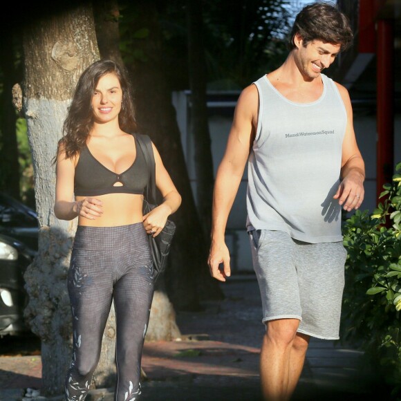 Com look fitness, Isis Valverde deixou a barriga seca à mostra em passeio com marido