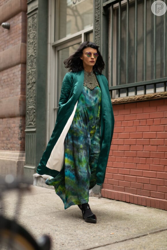O verde-esmeralda aparece no vestido com estampa em tie dye e no maxi casaco.
