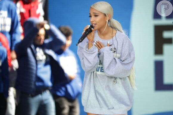 Ariana Grande explicou que está difícil retomar a forma natural dos cabelos pois eles ficaram danificados e perderam a forma quando os platinou no ano passado