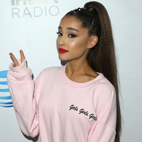 Diferente dos fios longos, Ariana Grande está com os cabelos acima da altura dos ombros