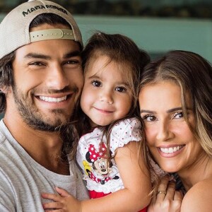 Filha de Deborah Secco, Maria Flor é fruto da união da atriz com o marido, Hugo Moura