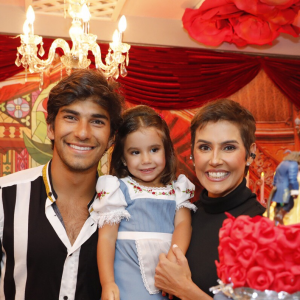 Deborah Secco comemorou, ao lado do marido, o ator Hugo Moura, os 3 anos da primogênita em dezembro de 2018. A festa foi produzida com o tema 'Alice no País das Maravilhas'